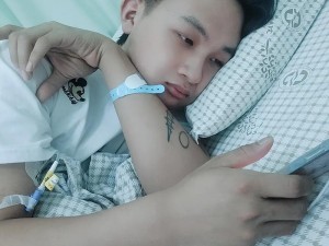 臭小子姨妈腰快断了水多;臭小子，姨妈驾到腰快断了，水还多